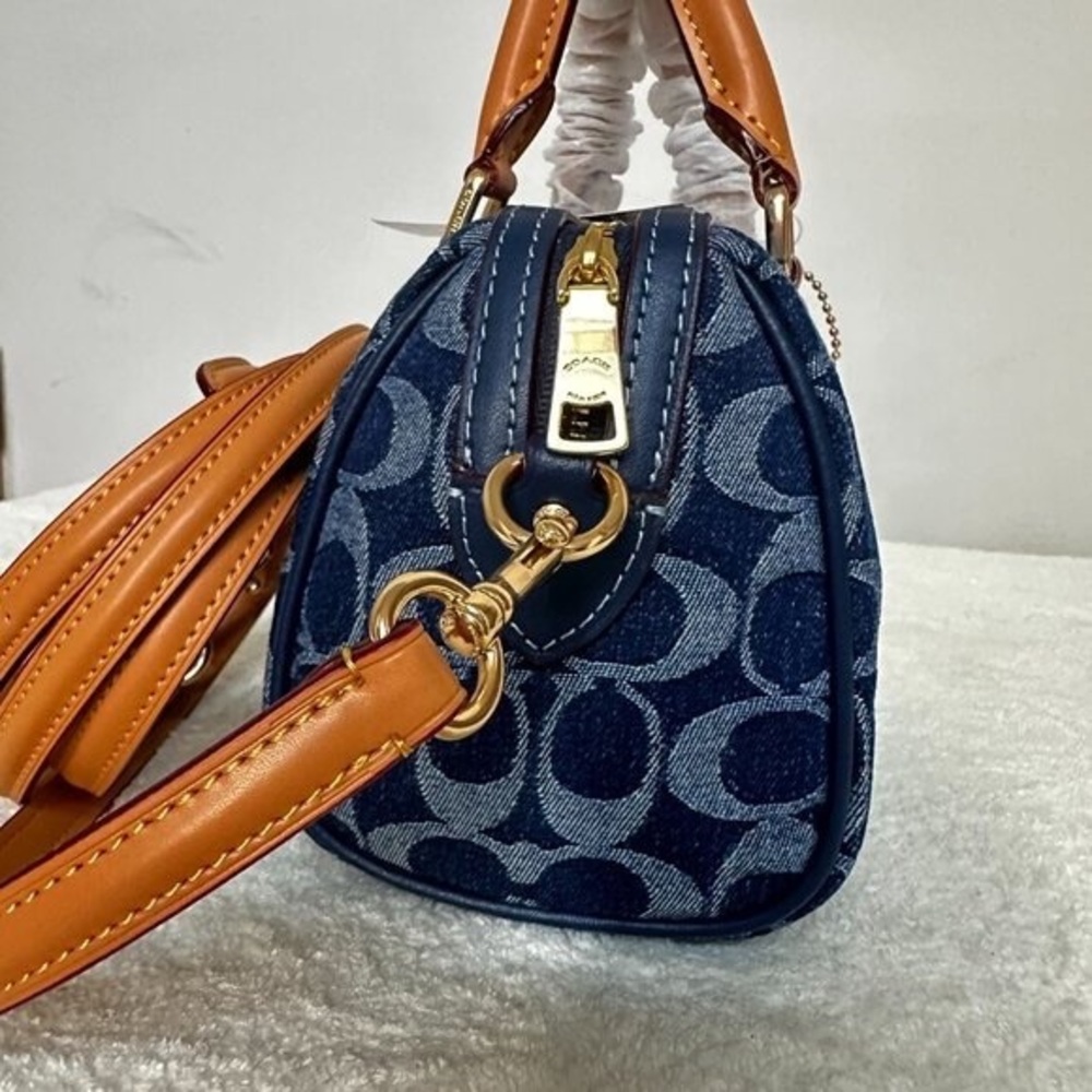Coach bag, can be worn crossbody or carried by hand, blue bag - Picture 4 of 7
